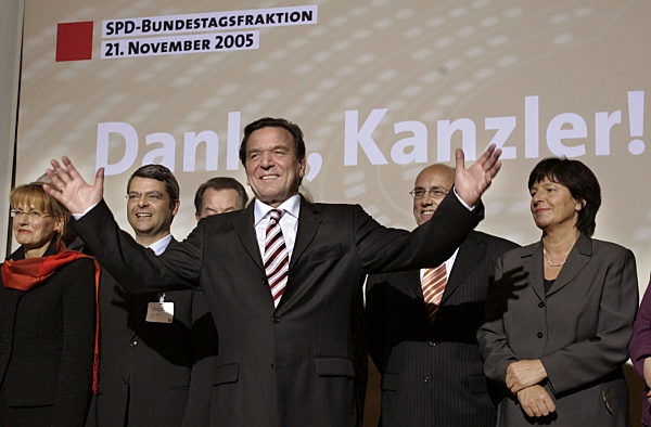 Bundeskanzler Gerhard Schroeder (3.v.r) dankt zusammen mit früheren...