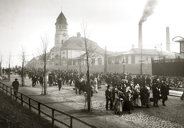 Das Foto aus dem Jahr 1909 zeigt die Auswandererhallen in Hamburg...