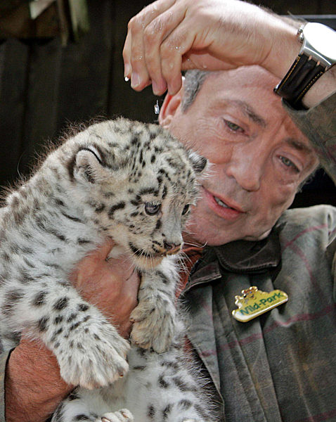 Filmschauspieler Udo Kier (61) schmust am Dienstag (30.05...