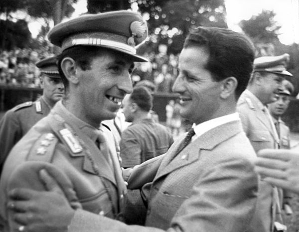 Der deutsche Springreiter Hans Günter Winkler (r)...