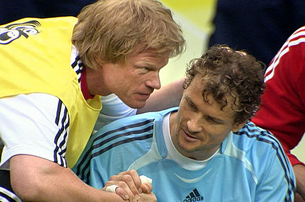Germany's goalkeeper Jens Lehmann (R) is encouraged by substitute goalie...