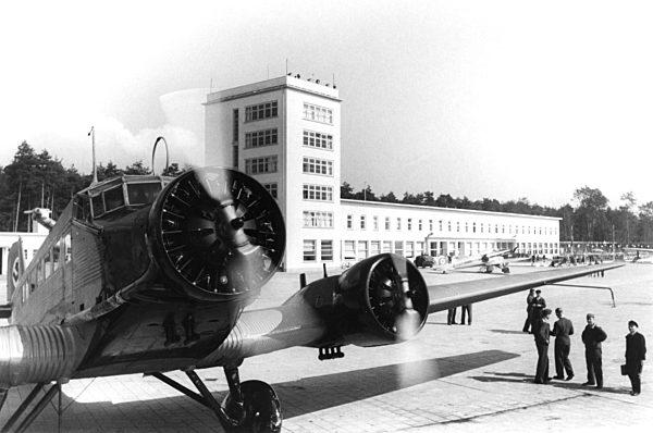 ARCHIV - Die Aufnahme zeigt den Flughafen in Frankfurt am Main im Jahr 1936...