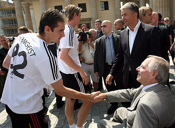 Nationalspieler Miroslav Klose (l) gibt Bundesinnenminister Wolfgang...