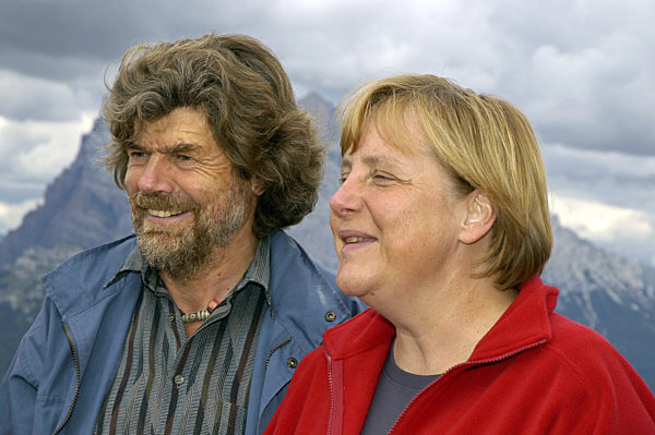 Die deutsche Bundeskanzlerin Angela Merkel wandert am 05.08...