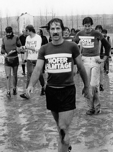 Das Foto aus dem Jahr 1977 zeigt den Filmregisseur Werner Herzog (M) beim...