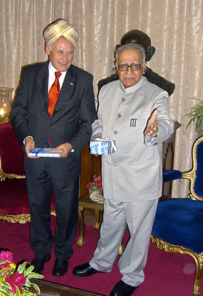 Huber erhält Turban als Gastgeschenk