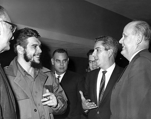 Der kubanische Industrieminister Ernesto "Che" Guevara (l) unterhält sich am...