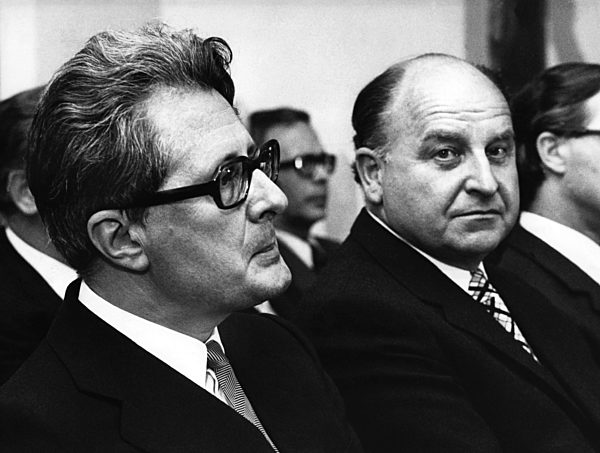 Der neue Generalbundesanwalt Siegfried Buback (r) wird am 27.05...