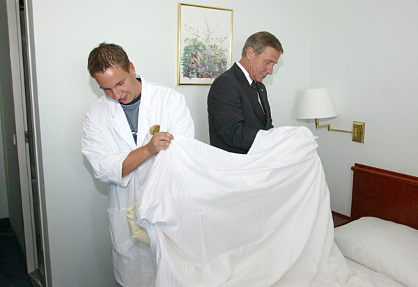 CLEMENT macht das Bett