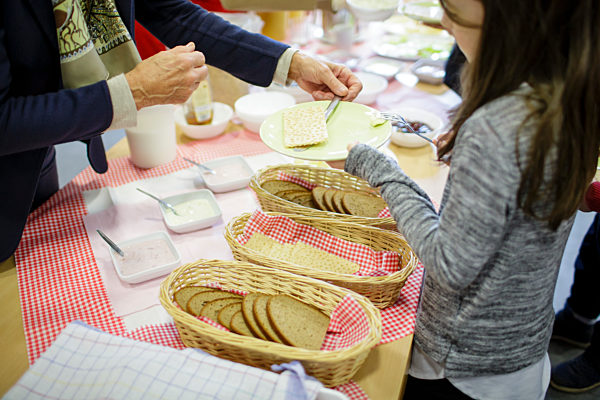 Verein brotZeit e.V. bietet dank ehrenamtlicher Mitarbeiter eine Schultafel mit Fruehstueck in einer Grundschule.