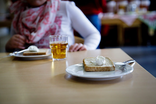 Verein brotZeit e.V. bietet dank ehrenamtlicher Mitarbeiter eine Schultafel mit Fruehstueck in einer Grundschule.
