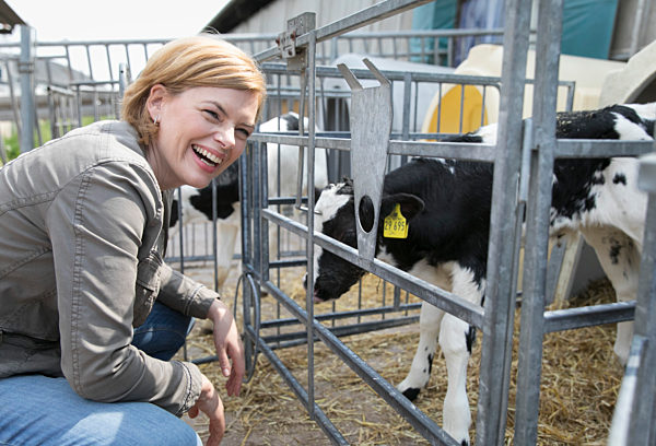Bundeslandwirtschaftsministerin Julia Kloeckner, CDU, besucht den Milchviehbetrieb der Familie Berg