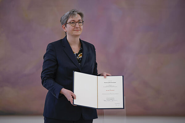 BuPrae ueberreicht Ernennungsurkunde