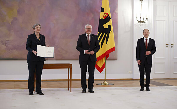 BuPrae ueberreicht Ernennungsurkunde