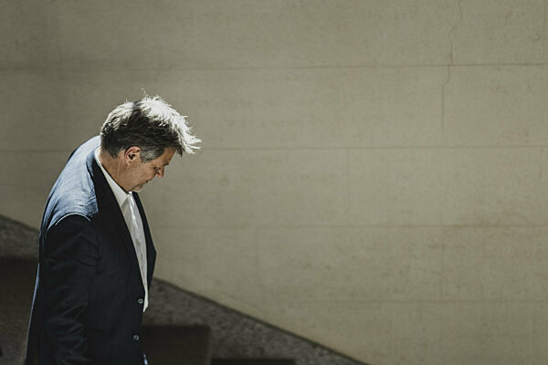 Uebergabe OECD-Bericht an Robert Habeck