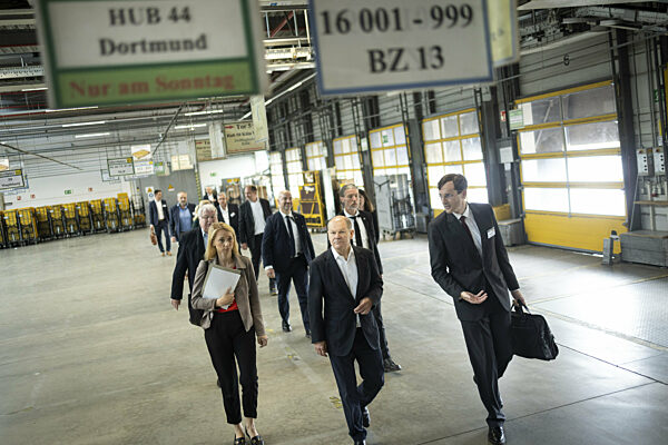 Bundeskanzler Olaf Scholz besucht Briefzentrum in Stahnsdorf