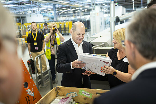 Bundeskanzler Olaf Scholz besucht Briefzentrum in Stahnsdorf