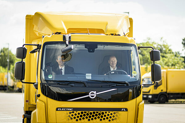 Bundeskanzler Olaf Scholz besucht Briefzentrum in Stahnsdorf