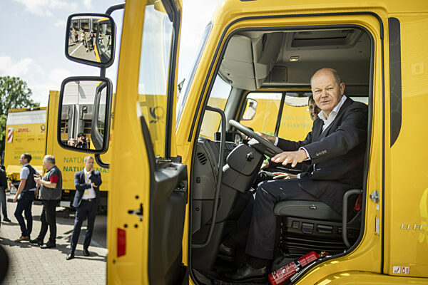 Bundeskanzler Olaf Scholz besucht Briefzentrum in Stahnsdorf