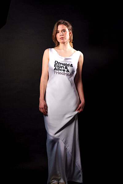 Luisa Neubauer in Statement Kleid