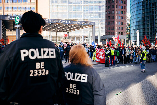Schulstreik gegen Wehrpflicht