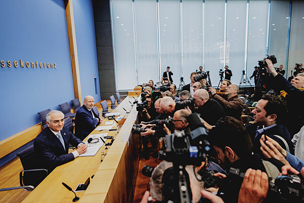 Pressekonferenz [press conference] mit Reza Pahlavi
