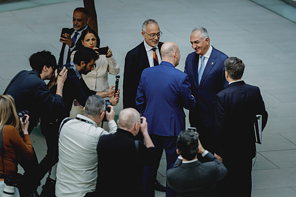 Pressekonferenz [press conference] mit Reza Pahlavi