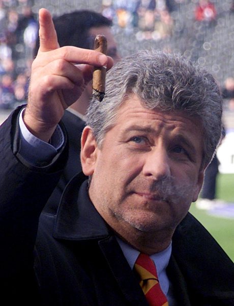 Fußball: Marcel Reif raucht eine Zigarre