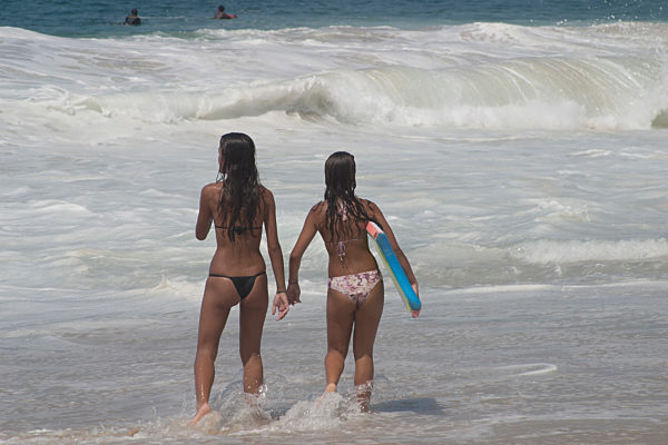 Zwei Teenager am Strand von Copacabana, Rio, Brasilien