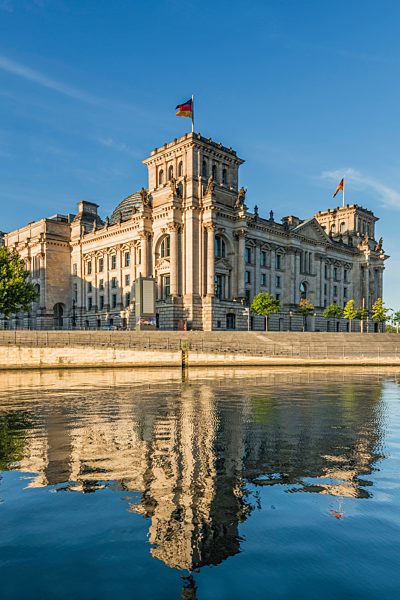 Spiegelung des  Reichstag im Marie Elisabeth LÃ_ders Haus, Spreebogen, Berlin
