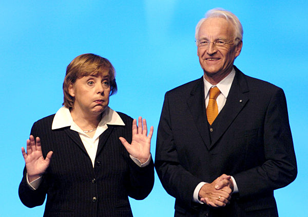 Die CDU-Vorsitzende Angela Merkel prustet am Dienstag (07.12...