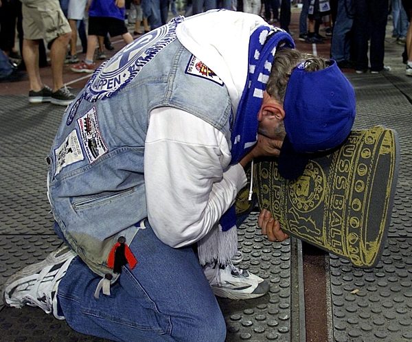 Fußball: Schalke-Fan fassungslos nach Cupsieg