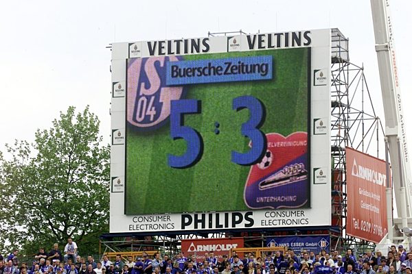 Fußball: Schalke: 5:3 gewonnen, aber Titel verloren