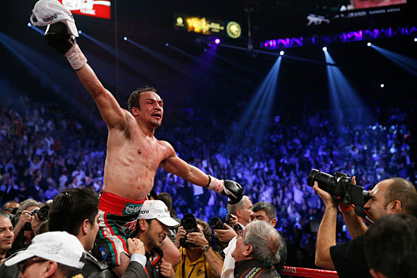 Boxen: Legendäre Kämpfe - Manny Pacquiao vs. Juan Manuel Márquez IV Die größten Boxrivalitäten werden oft in Trilogien ausgetragen, doch die Fehde zwischen den gefährlichen mexikanische Konterboxer Juan Manuel Marquez und dem philippinschen Rechtsausleger Manny Pacquiao war eine Ausnahme. Die Tetralogie nahm am 08 Dezember 2012, in den letzten 10 Sekunden der sechsten Runde, ihren Höhepunkt, als Pacquiao einen Jap doppelt antäuscht während Marquez seine rechte Hand in Pacquiaos Gesicht entlud. Marquez besiegte Pacquiao durch Ko. Die Begegnung wurde vom Ring Magazine zum Kampf des Jahres und zum Knockout des Jahres gekürt und erhielt in der fünften Runde die Auszeichnung "Runde des Jahres".