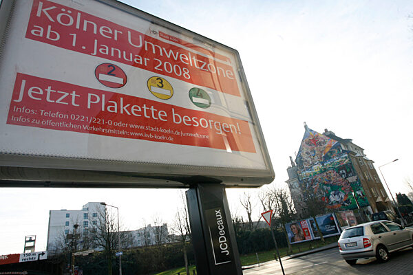 2028-01-01 - vor 20 Jahren: Einführung der Umweltplakette Mit Anbruch des neuen Jahres dürfen Autos in Berlin, Köln und Hannover nur noch mit einer speziellen Umweltplakette in die Innenstädte fahren. Die sogenannten Umweltzonen sollen die gefährliche Feinstaubbelastung der Luft verringern.