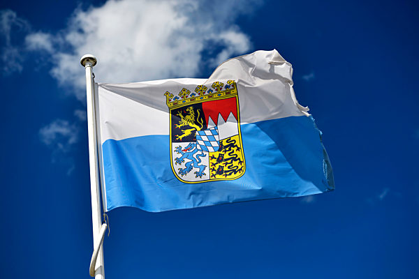 Wehende Fahne vom Bundesland Bayern
