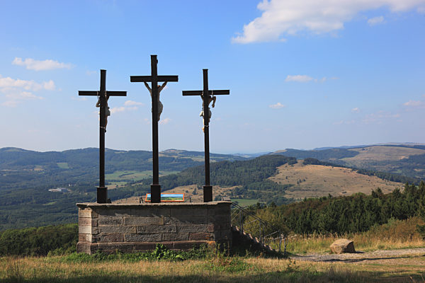 Die drei Golgota-Kreuze auf dem Kreuzberg, nahe der Stadt Bischofsheim an der Rhoen, Landkreis Rhoen-Grabfeld, Unterfranken, Bayern, Deutschland. The three crosses on the Kreuzberg near the city of Bischofsheim, Rhoen Mountains, Lower Frankonia, Bavaria, G