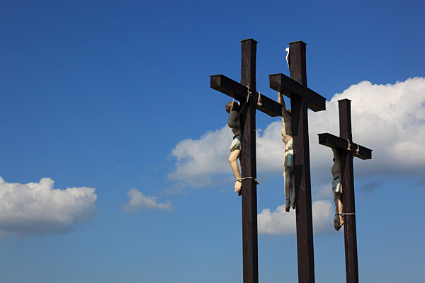 Die drei Golgota-Kreuze auf dem Kreuzberg, nahe der Stadt Bischofsheim an der Rhoen, Landkreis Rhoen-Grabfeld, Unterfranken, Bayern, Deutschland. The three crosses on the Kreuzberg near the city of Bischofsheim, Rhoen Mountains, Lower Frankonia, Bavaria, G