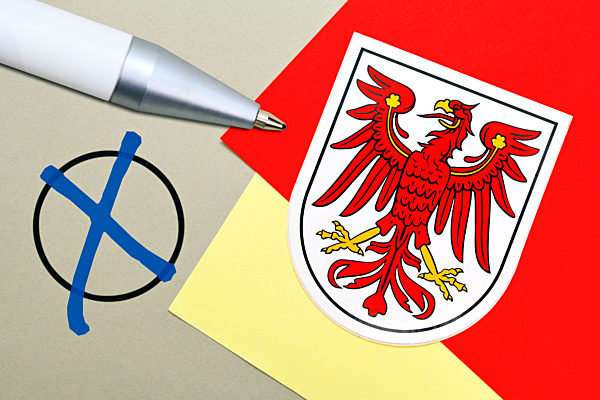 FOTOMONTAGE, Landeswappen von Brandenburg mit Wahlkreuz und Stift, Symbolfoto Landtagswahl in Brandenburg