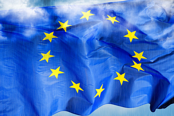 FOTOMONTAGE, Wehende EU-Fahne im Regen