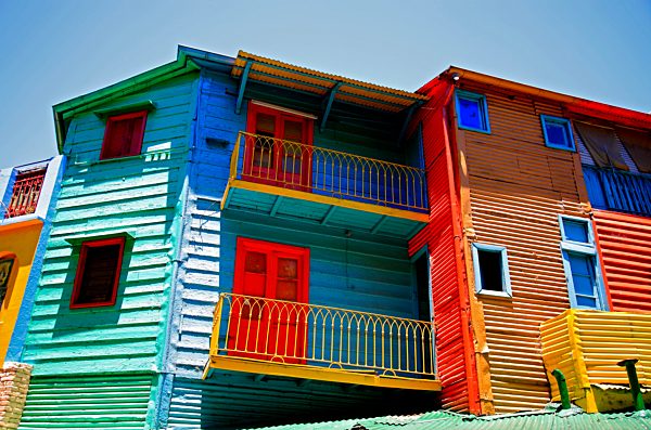 Bunte Häuser mit Wellblechfassaden im Stadtteil La Boca, El Caminito, in Buenos Aires, Argentinien