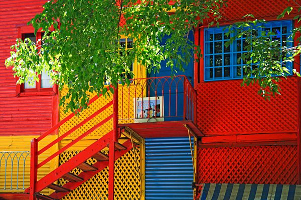 Bunte Häuser mit Wellblechfassaden im Stadtteil La Boca, El Caminito, in Buenos Aires, Argentinien