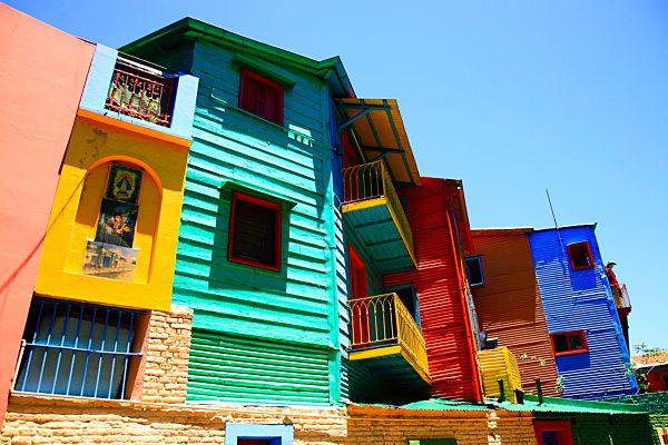 Bunte Häuser mit Wellblechfassaden im Stadtteil La Boca, El Caminito, in Buenos Aires, Argentinien