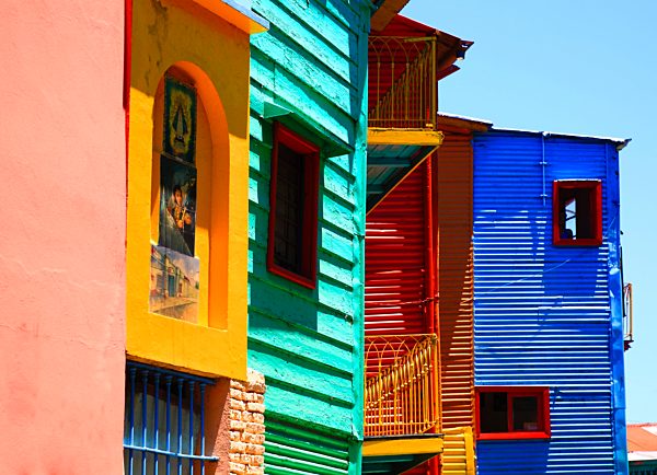 Bunte Häuser mit Wellblechfassaden im Stadtteil La Boca, El Caminito, in Buenos Aires, Argentinien
