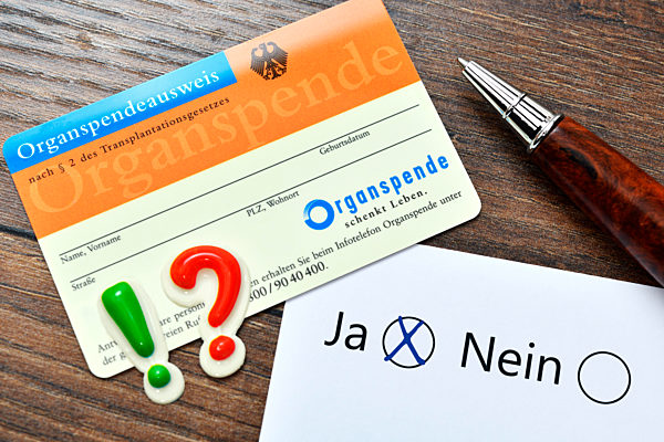 Organspendeausweis mit Ausrufe- und Fragezeichen, Zustimmungslösung bei der Organspende