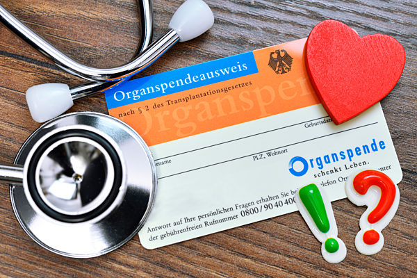 Organspendeausweis mit Stethoskop, Herz, Ausrufe- und Fragezeichen, Zustimmungslösung bei der Organspende