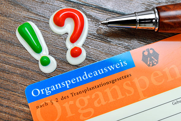 Organspendeausweis mit Ausrufe- und Fragezeichen, ZustimmungslÃ¶sung bei der Organspende