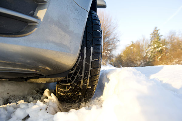 Parkende Autos mit Schneedecke im Winter