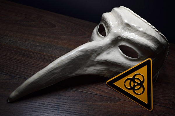 Venezianische Pestmaske und Biogefährdungszeichen