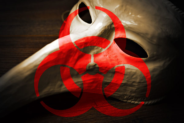 FOTOMONTAGE, Biogefährdungszeichen vor Venezianische Pestmaske